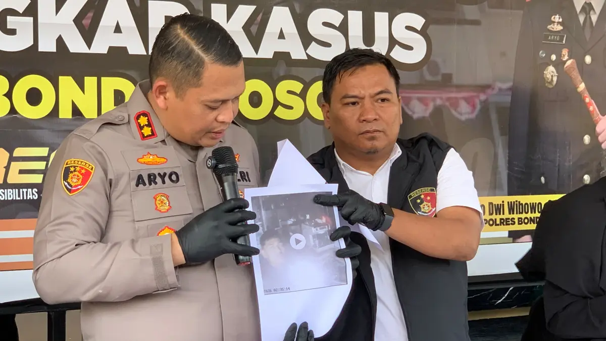 DIGELANDANG: Kapolres Bondowoso AKBP Aryo Dwi Wibowo (kanan) bersama Kasat Reskrim, Iptu Wawan Triono (kiri) menunjukan wajah pelaku yang sempat terekam kamera CCTV. (ILHAM RJ)