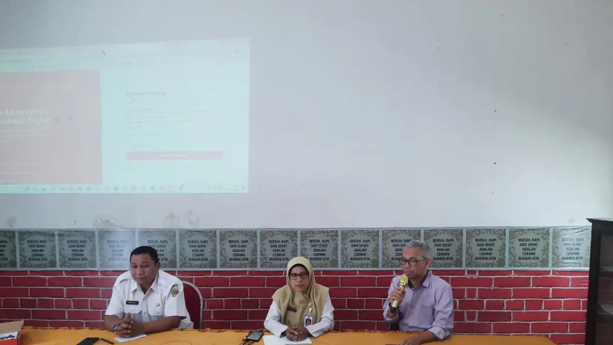 Honest Dody Molasy saat menjelaskan aplikasi Sirama kepada para operator desa (FAQIH/RJ)