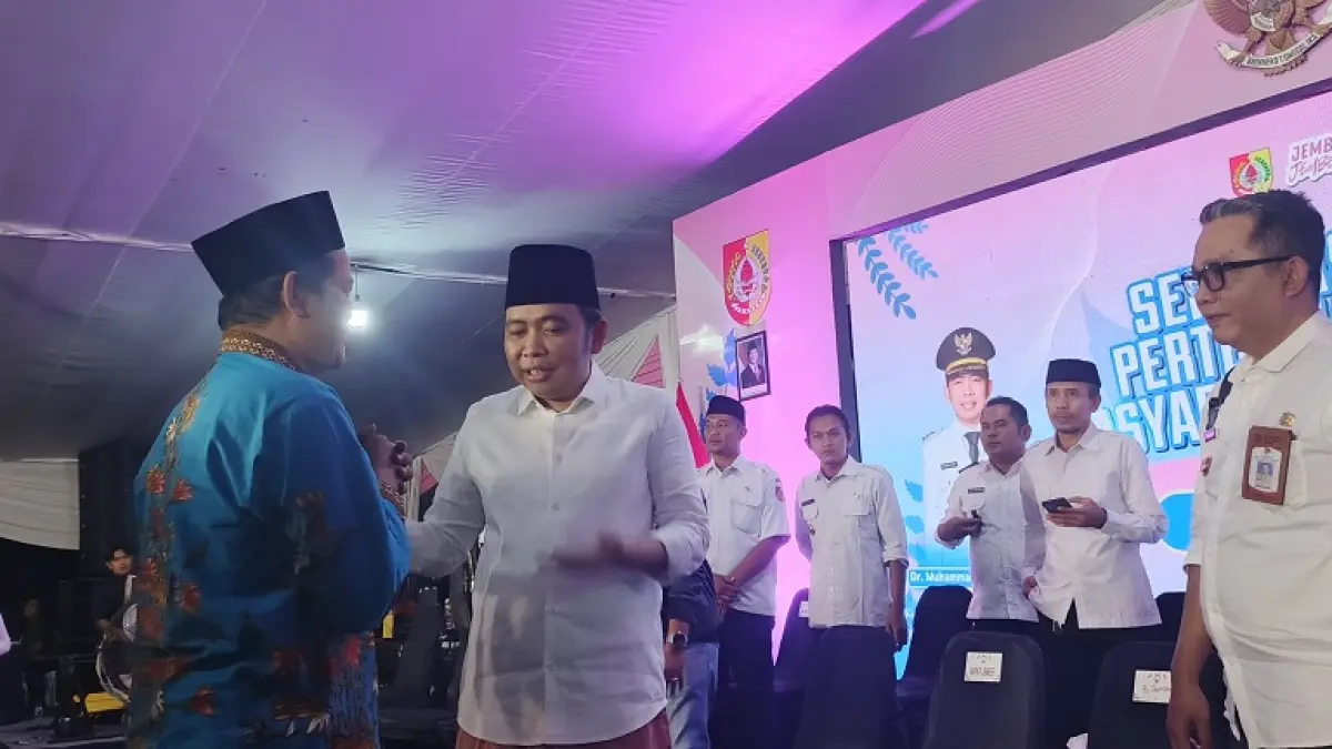 JAMIN AKOMODASI USULAN: Momen Gus Fawait membersamai masyarakat saat Bunga Desaku di Mayang dan Pakusari (22/7). Salah satu aspirasi yang didapat saat itu terkait kekeringan yang melanda sejumlah desa di dua kecamatan tersebut. (MAULANA/RADAR JEMBER)