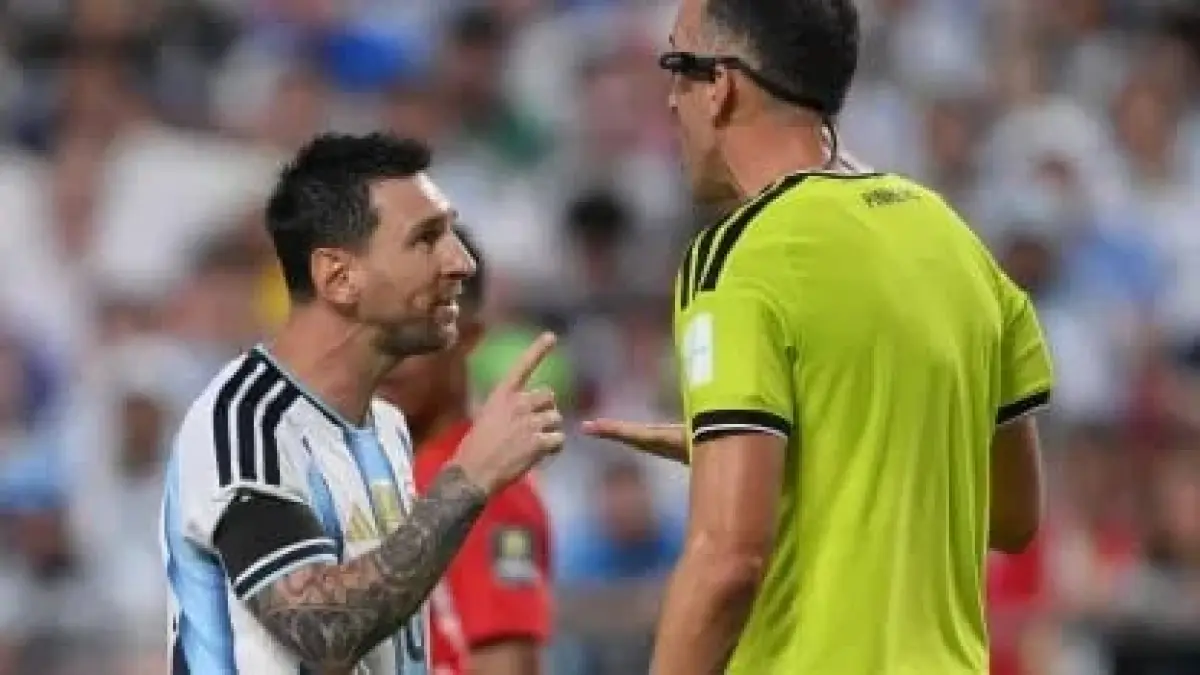 Lionel Messi dengan wasit Joao Pinheiro. (Tyc Sports)