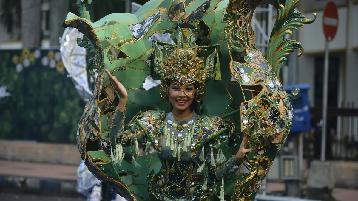 Salah satu talent dalam gelaran Jember Fashion Carnaval (JFC) 2026. (SIDKIN ALI/RADAR JEMBER)