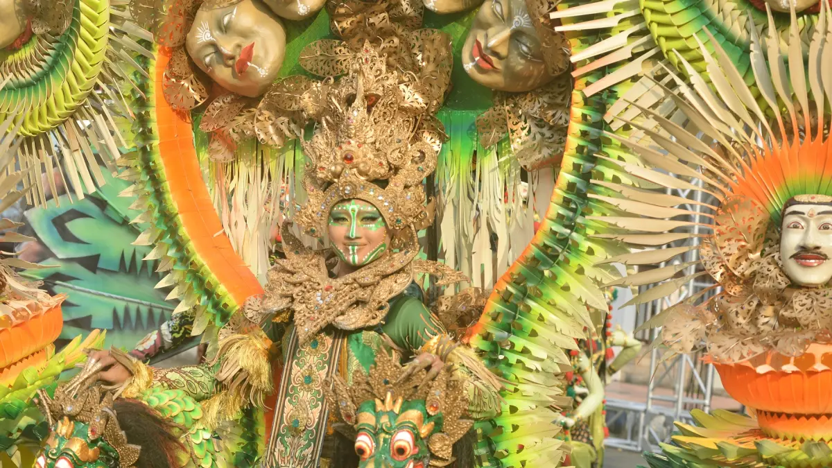 salah satu talent dalam Jember Fashion Carnaval (JFC) 2026. (SIDKIN ALI/RADAR JEMBER)