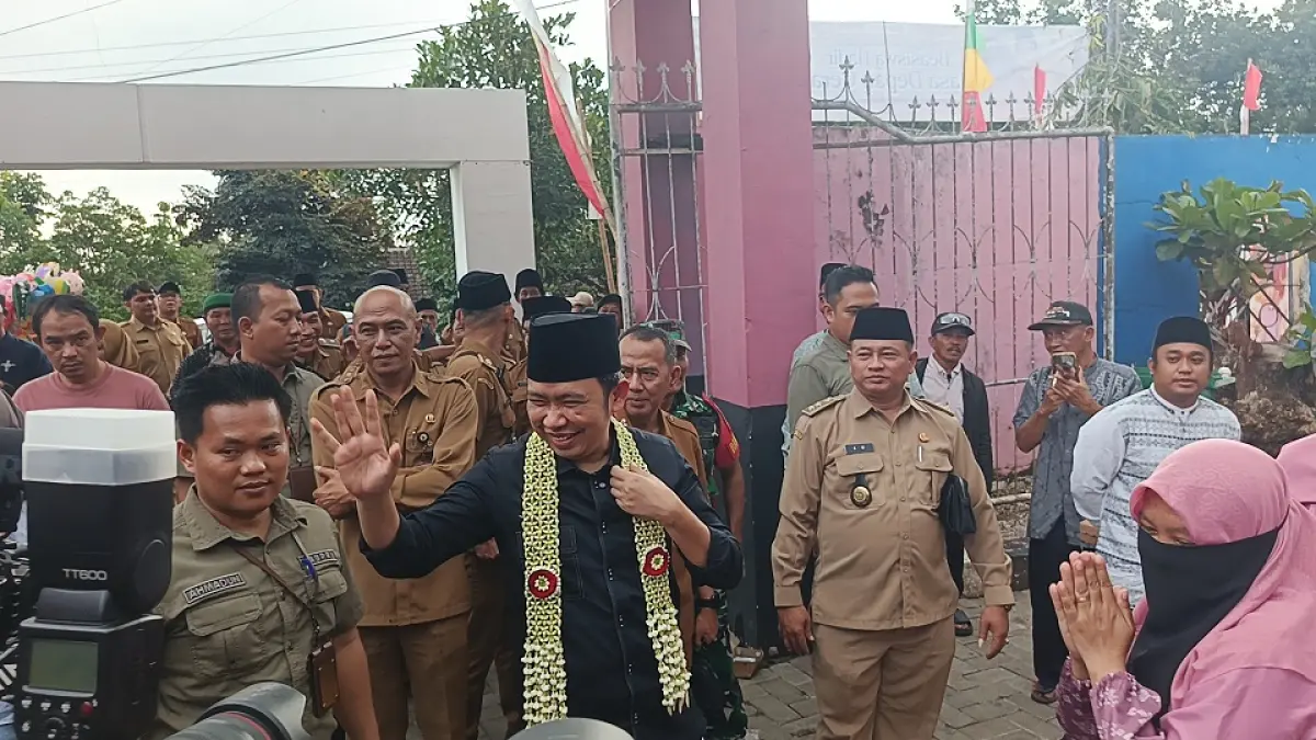 TEMUI WARGA: Bupati Gus Fawait, bersama jajarannya, saat kesempatan turun ke masyarakat dalam agenda Bunga Desaku, di Kecamatan Tanggul (28/7). (MAULANA/RADAR JEMBER)