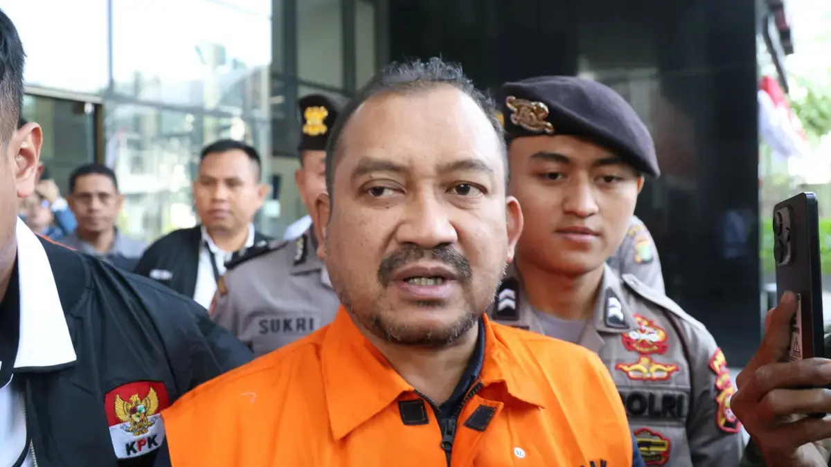 Bupati Pemalang Anom Widiyantoro dikawal KPK setelah ditetapkan tersangka dalam pemeriksaan di Gedung Merah Putih KPK, Jakarta, Kamis (39/7/2). (Dery Ridwansah/JawaPos.com)