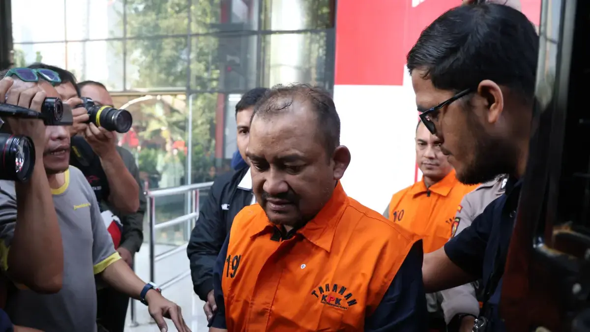 Bupati Pemalang Anom Widiyantoro dikawal KPK setelah ditetapkan tersangka dalam pemeriksaan di Gedung Merah Putih KPK, Jakarta, Kamis (39/7/2). (Dery Ridwansah/JawaPos.com)