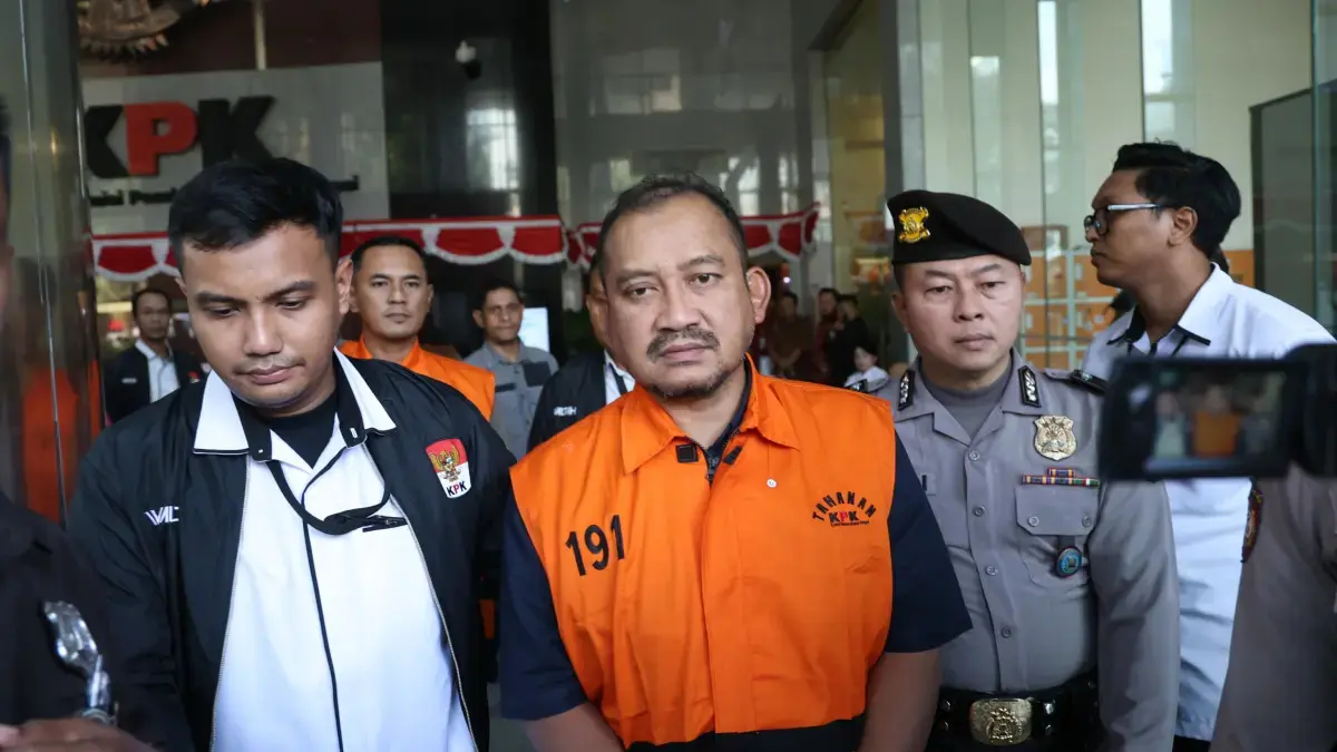 Bupati Pemalang Anom Widiyantoro dikawal KPK setelah ditetapkan tersangka dalam pemeriksaan di Gedung Merah Putih KPK, Jakarta, Kamis (39/7/2). (Dery Ridwansah/JawaPos.com)