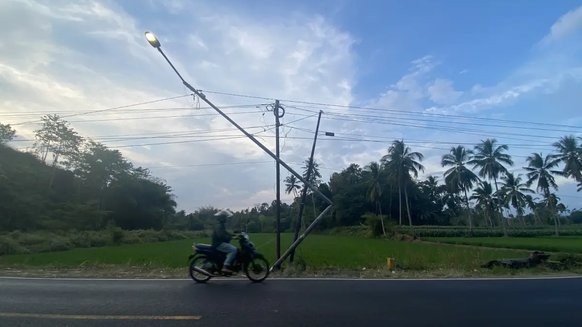 BUTUH PERBAIKAN: Inilah tiang yang miring, tapi fungsinya sebagai PJU tetap menyala. (JUMAI/RADAR JEMBER)