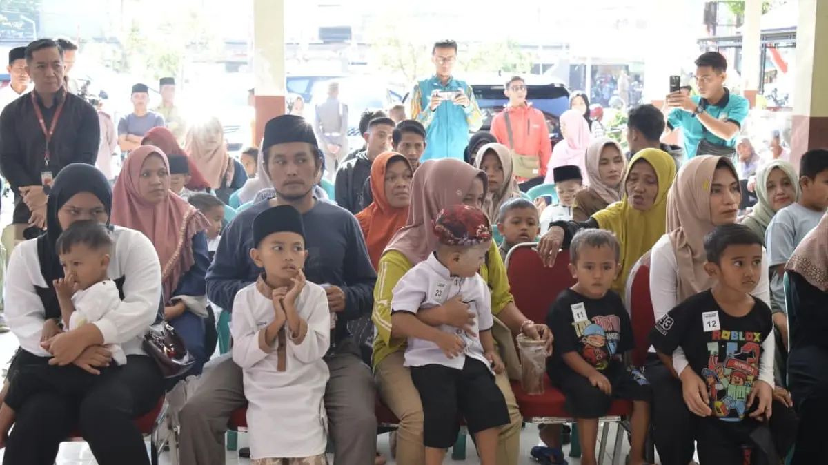 DIDAMPINGI: Sejumlah anak bersama sang ayah saat mengikuti khitan massal modern.(FAQIH HUMAINI/RADAR IJEN)