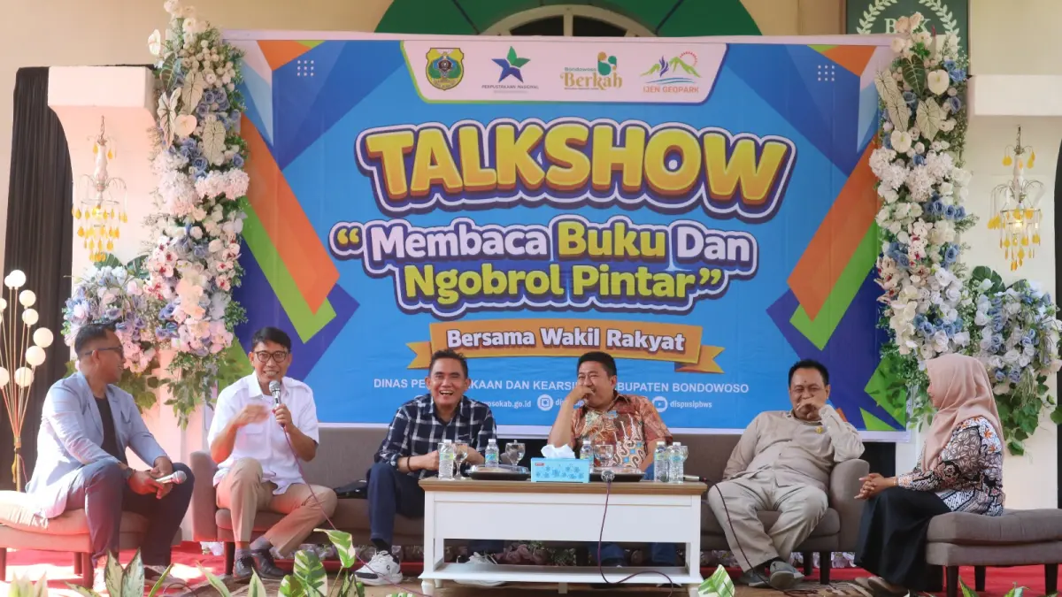 DUDUK BERSAMA:Abdul Majid (dua dari kiri) saat menjelaskan pentingnya memperkuat literasi membaca buku (FAQIH/RJ)