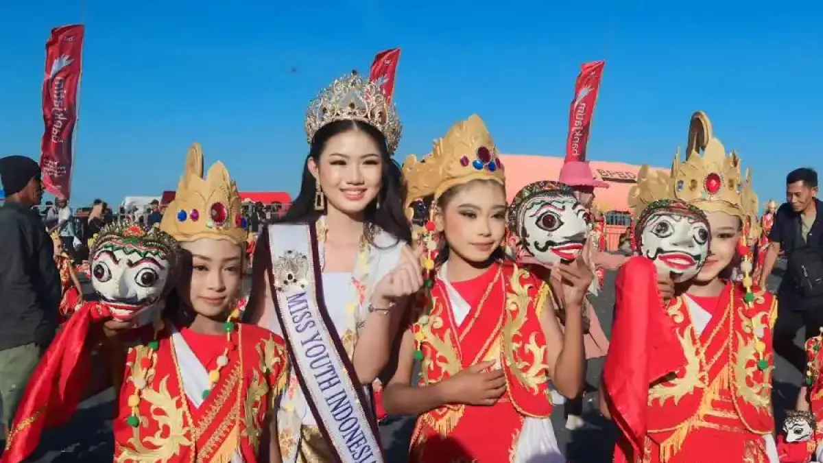 MENARIK PERHATIAN: Festival Topeng Kaliwungu yang digelar di Pantai Watu Pecak, Kecamatan Pasirian juga didatangi oleh Miss Youth Indonesia, Jollene Ferischea. (DISKOMINFO LUMAJANG)