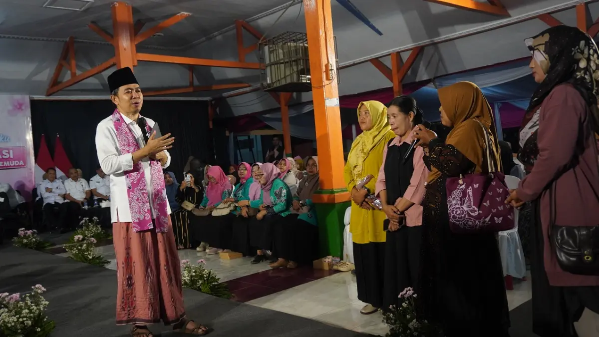 GAYENG: Momen Bupati Gus Fawait saat ditodong oleh ibu-ibu dari guru PAUD dan Kader Posyandu, yang menyampaikan aspirasi dan usulan, saat Bunga Desaku di Balai Desa Rambigundam, Rambipuji, Rabu malam (29/7). (MAULANA/RADAR JEMBER)