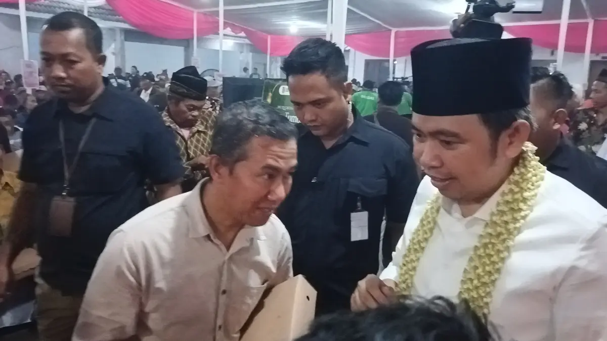 Gus Fawait (berkopiah kanan) di sela-sela menyapa ratusan masyarakat, para ketua RT-RW, kader Posyandu, saat rangkaian program Bunga Desaku, di Kantor Desa Gugut, Kecamatan Rambipuji, Jember, Rabu (29/7/2026). (Maulana/JPRJ)