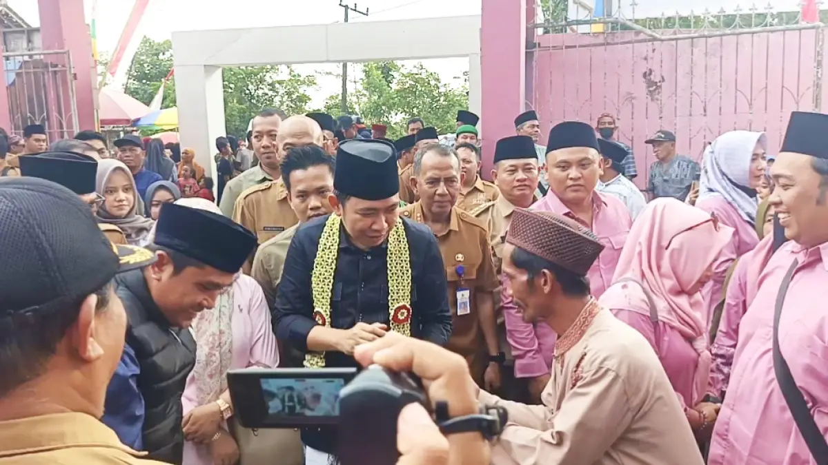 Gus Fawait (kemeja hitam) saat dia turun dalam rangkaian agenda Bunga Desaku di Pemandian Patemon, Kecamatan Tanggul, Senin, (28/7). (Maulana/Radar Jember)