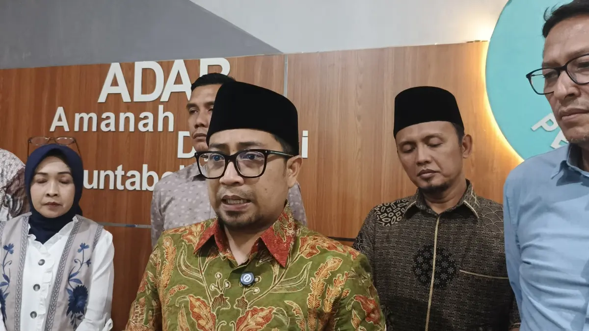 Kunjungan kerja Anggota Komisi II DPR, Muhammad Khozin, (tengah berkopiah) ditemani Direksi dan Dewas Perumdam Tirta Pandalungan, di Kantor PDAM Jember, Rabu, (29/7/2026). (Maulana/Radar Jember)