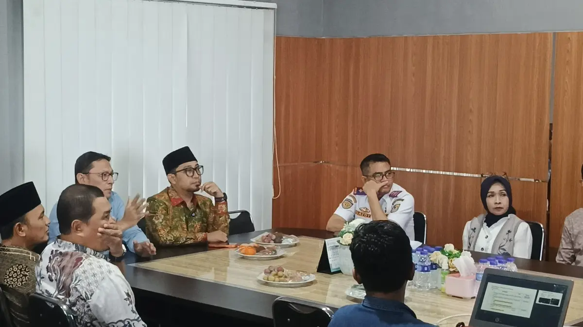 DUKUNG EKSPANSI BISNIS: Jajaran Dewas dan Direksi Perumdam Tirta Pandalungan Jember saat menerima lawatan anggota Komisi II DPR, Muhammad Khozin, di Kantor PDAM Jember, (29/7). Saat kesempatan itu, mengemukakan desakan agar salah satu BUMD ini tak lagi mengandalkan penyertaan modal dari APBD. (MAULANA/RADAR JEMBER)