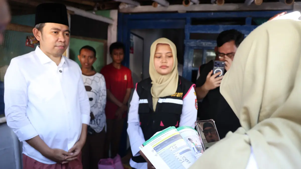 CEK LAPANGAN: Momen Gus Fawait meninjau langsung pelaksanaan Homecare, di sela kegiatan Bunga Desaku, di Desa Rowotamtu, Kecamatan Rambipuji, Rabu (29/7). Layanan melibatkan dokter spesialis anak hingga spesialis kandungan (obgyn) untuk menangani ibu hamil berisiko tinggi (resti) serta anak terindikasi stunting. (MAULANA/RADAR JEMBER)