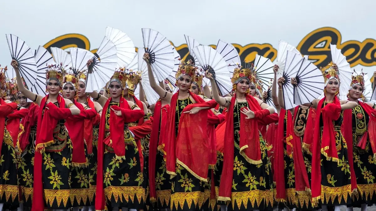 Penampilan para penari Gandrung dalam event Gandrung Sewu, Banyuwangi. (wikipedia)