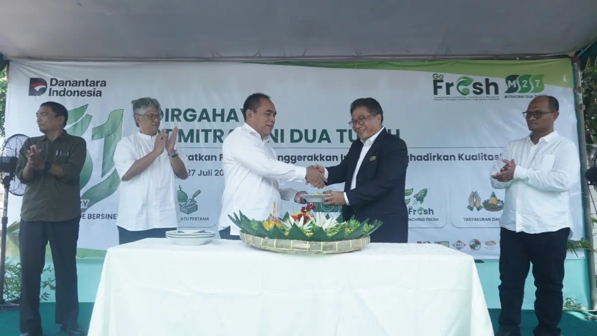 TASYAKURAN: Manajemen Mitratani Dua Tujuh Memperingati HUT dengan memotong tumpeng Senin 27/7 (Yulio/Radar Jember)