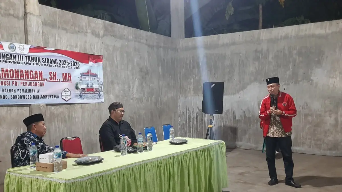 BERI PENJELASAN: Martin Hamonangan dan Sinung Sudrajad saat memberikan penjelasan kepada warga (FAQIH/RJ)