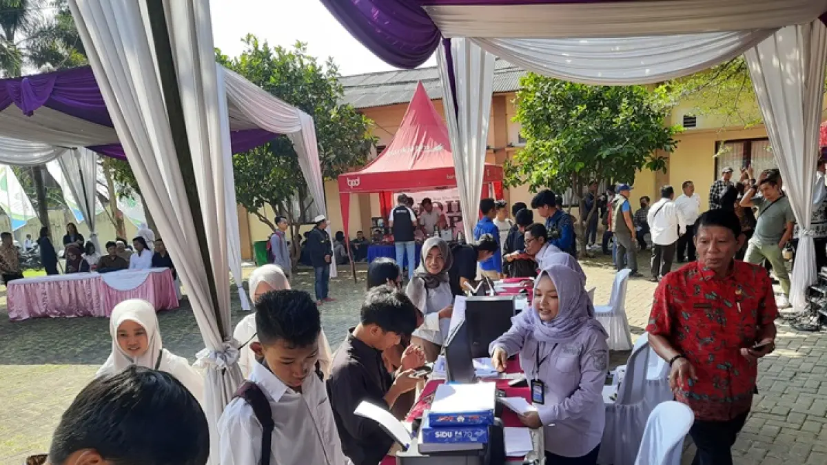 CARI KERJA: Para peserta jobfair saat mengisi daftar hadir sebelum melakukan wawancara.(FAQIH HUMAINI/RADAR IJEN)