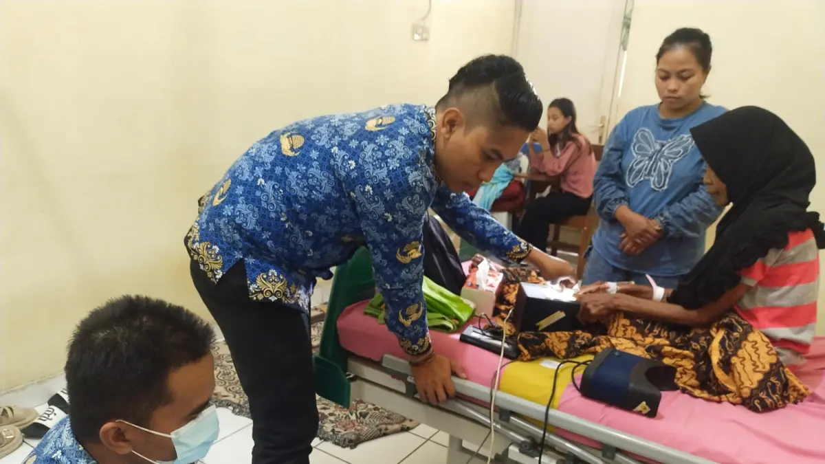 DIPERMUDAH: Petugas Dispendukcapil Bondowoso melakukan perekaman KTP-e langsung di tempat warga.(DISPENDUKCAPIL BONDOWOSO)