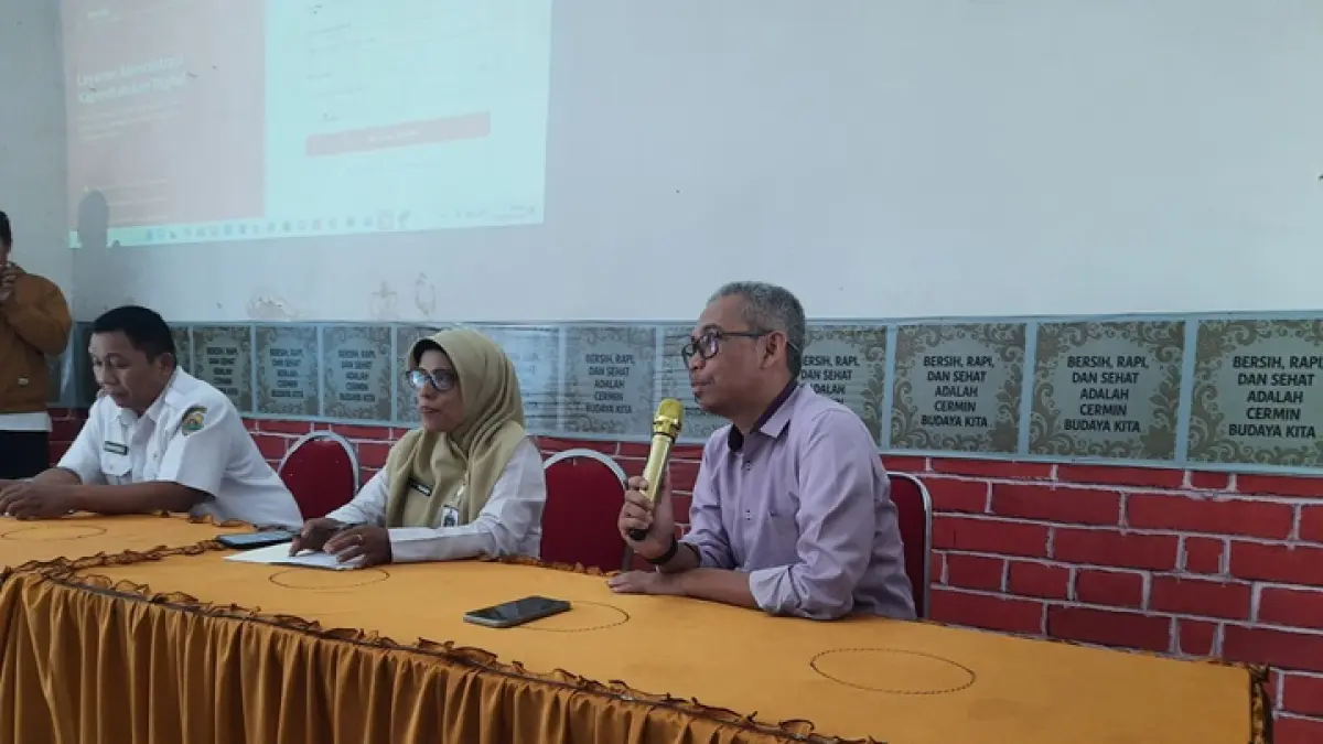 MENGIKUTI: Honest Dody Molasy saat memberikan penjelasan aplikasi kepada operator desa

