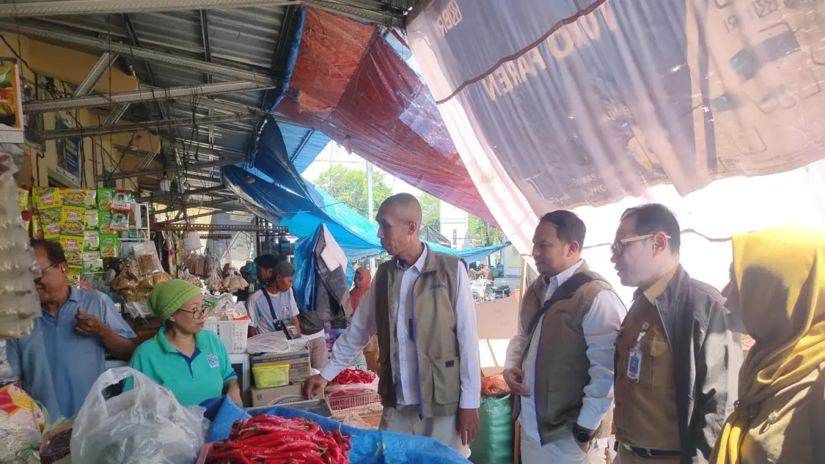 MENINJAU: Sejumlah pihak saat mengecek harga beras dan minyak di Pasar Induk Bondowoso

