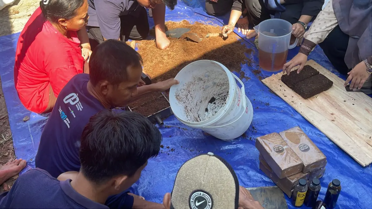 Proses pelatihan dalam kegiatan pelatihan pengolahan limbah kotoran ayam menjadi media tanam Ec-Cocomp Block, dilakukan di Peternakan Ayam Petelur Bumi Sanggar Jaya, di Desa Biting, Kecamatan Arjasa, Kabupaten Jember. (FOTO: IKA DEWI SUMIATI)