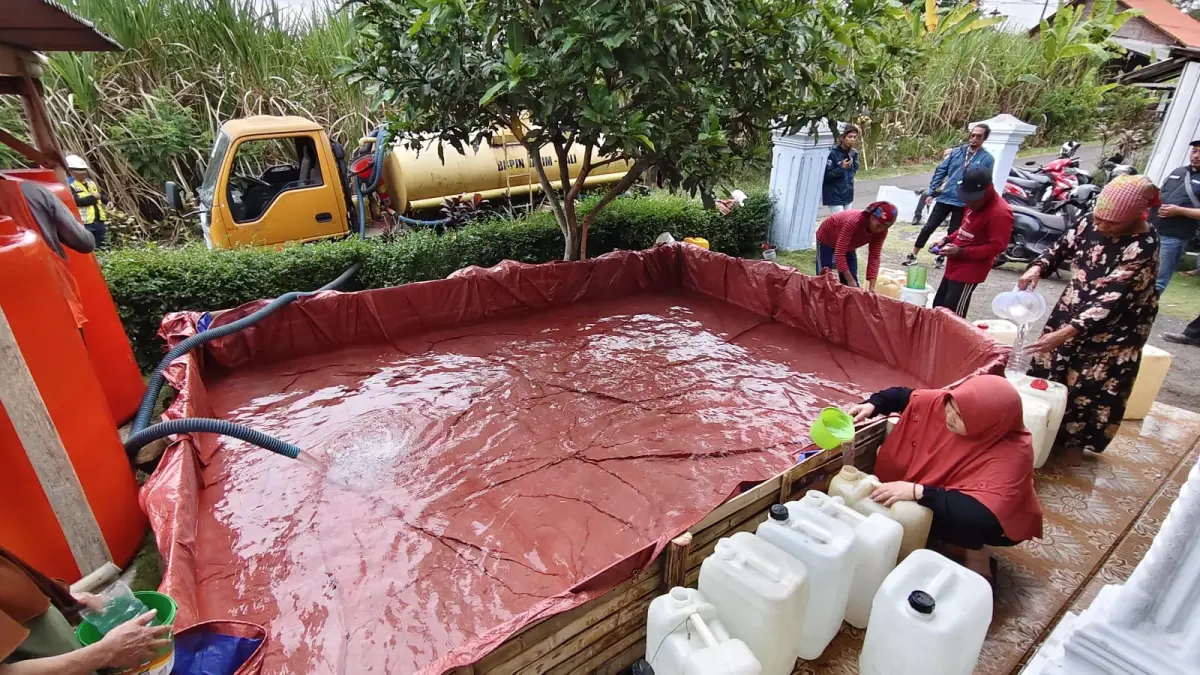 TERUS DISTRIBUSIKAN: Warga di Kecamatan Gucialit saat menerima bantuan droping air bersih.(ATIEQSON MAR IQBAL/RAME)
