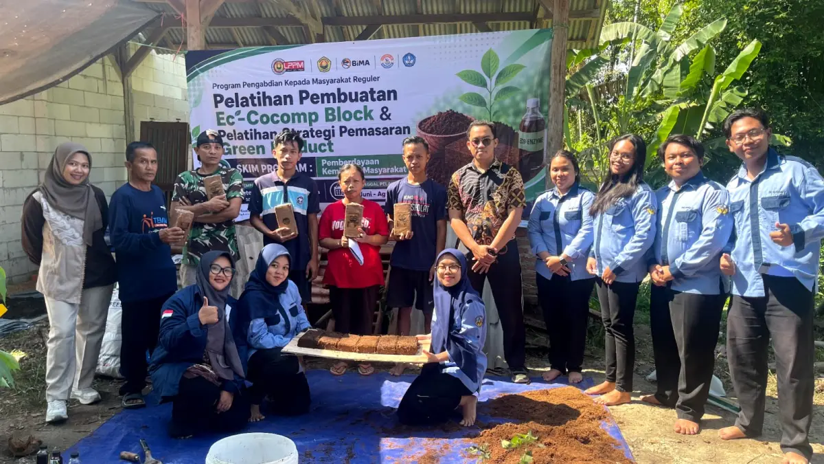 Ketua Pengabdian Ika Dewi Sumiati, S.Pd., M.Pd bersama sejumlah dosen foto bersama peserta pelatihan dalam kegiatan pelatihan pengolahan limbah kotoran ayam menjadi media tanam Ec-Cocomp Block, sebuah produk ramah lingkungan (green product). (FOTO: IKA DEWI SUMIATI)