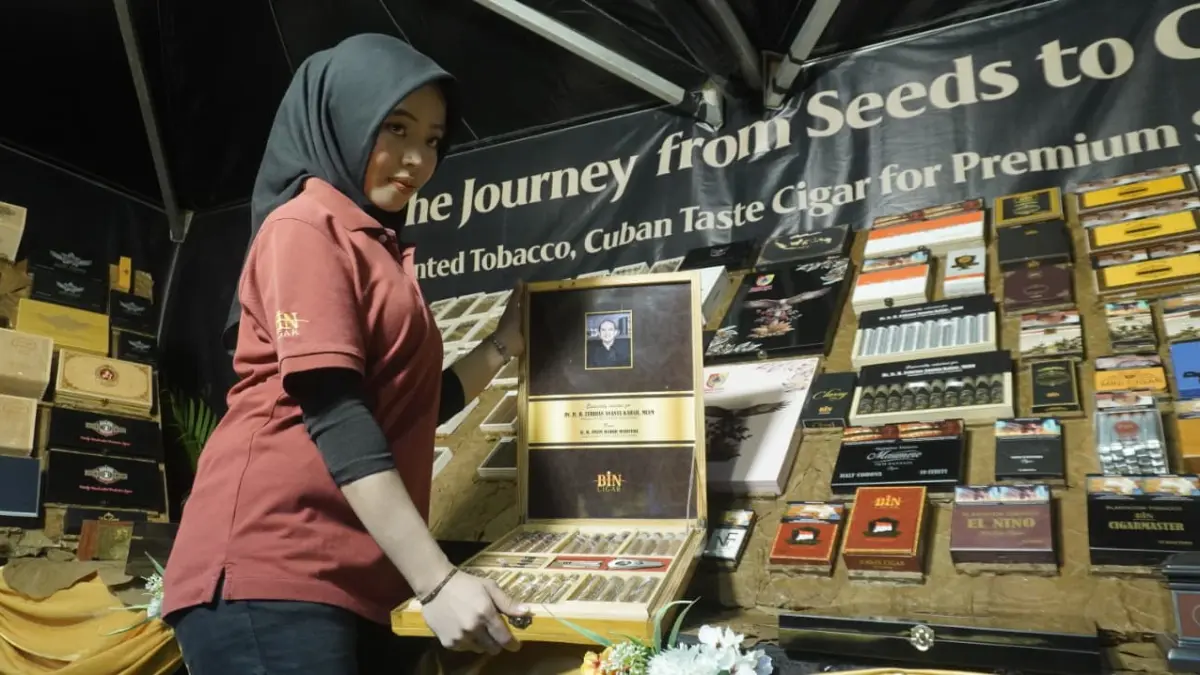 BERAGAM PRODUK: Beragam produk cerutu BIN Cigar Jember ditampilkan di booth pada gala dinner JKCI ke-8 tahun 2026. (SIDKIN ALI/RJ)