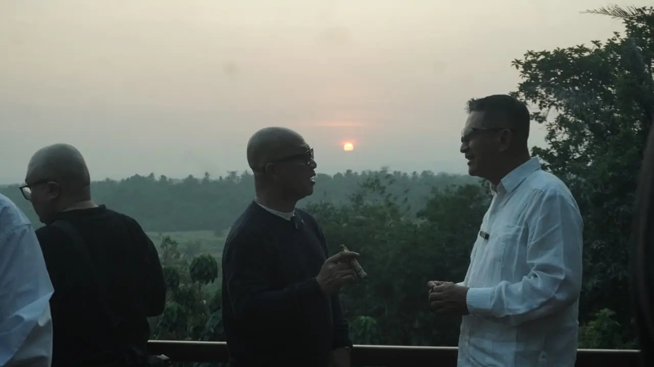 DITEMANI SENJA: Owner BIN Cigar Jember Febrian Ananta Kahar (kanan) berbincang bersama salah satu tamu pecinta cerutu pada JKCI ke-8 tahun 2026 di Kafe Tebing Taman Botani Sukorambi, Jumat (31/7). (SIDKIN ALI/RADAR JEMBER)