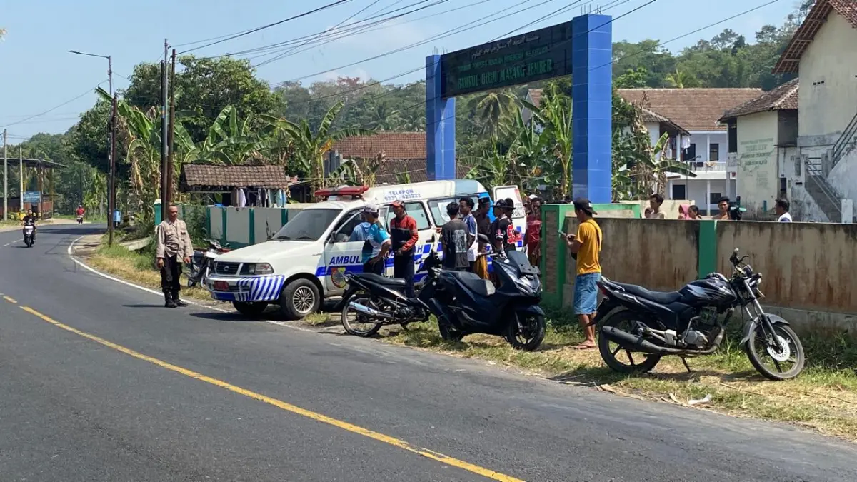 DIEVAKUASI: Jasad Ali Makki, 49, warga Dusun Plalangan, Desa Sempolan, kecamatan Silo yang meninggal kecelakaan dievakuasi menggunakan ambulan pada Minggu (2/8/2026) . (Jumai/ radarjember)
