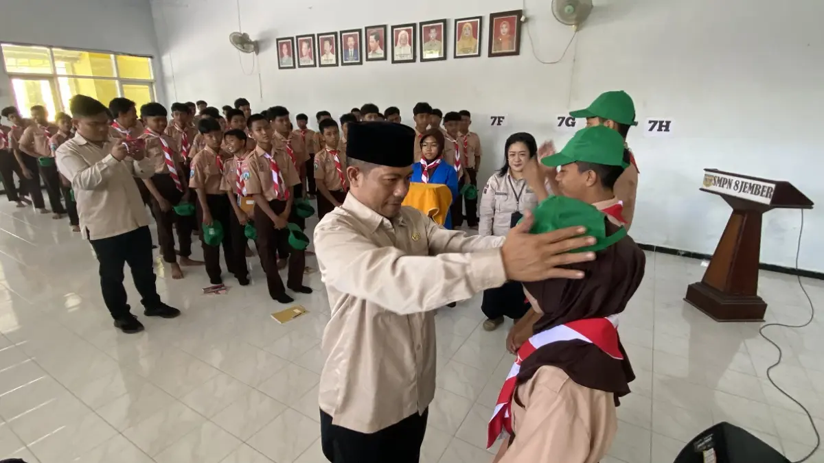DIKUKUHKAN: Muhammad Rido’i, S.Pd, M.Pd Kabid Pembinaan SMP pada Kantor Dinas Pendidikan Jember didampingi Dwi Kristatiningsih, S.Pd.,M.M. Kepala SMPN 8 Jember saat mengukuhkan 120 Duta Garda 8 Jember di aula SMPN 8 Jember pada Jumat (31/7). (JUMAI/RADAR JEMBER)