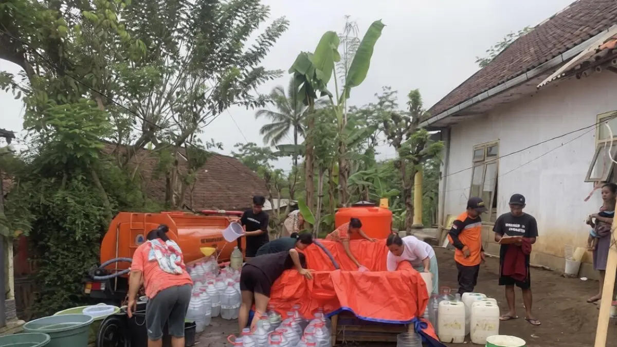 DROPPING: Petugas BPBD Lumajang saat melakukan dropping air bersih.
