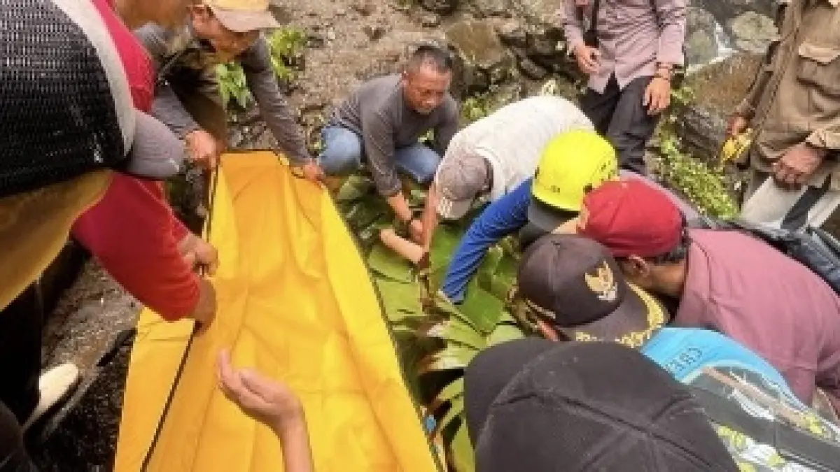 EVAKUASI: Warga bersama tim kepolisian saat mengevakuasi nenek yang terjatuh di dasar sungai wisata kapas biru, kemarin.
