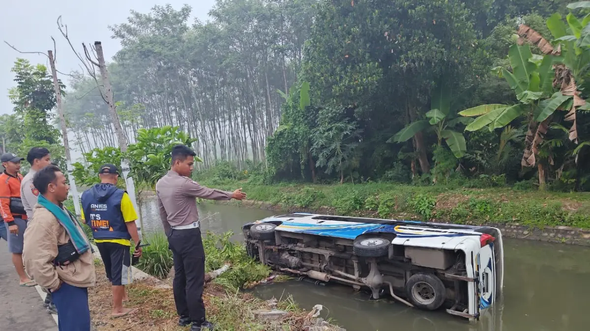KECELAKAAN: Penampakan kendaraan yang terperosok ke sungai setelah mengalami kecelakaan tunggal di Jalan Desa Kalipepe, Kecamatan Yosowilangu, kemarin.(ATIEQSON MAR IQBAL/RAME)