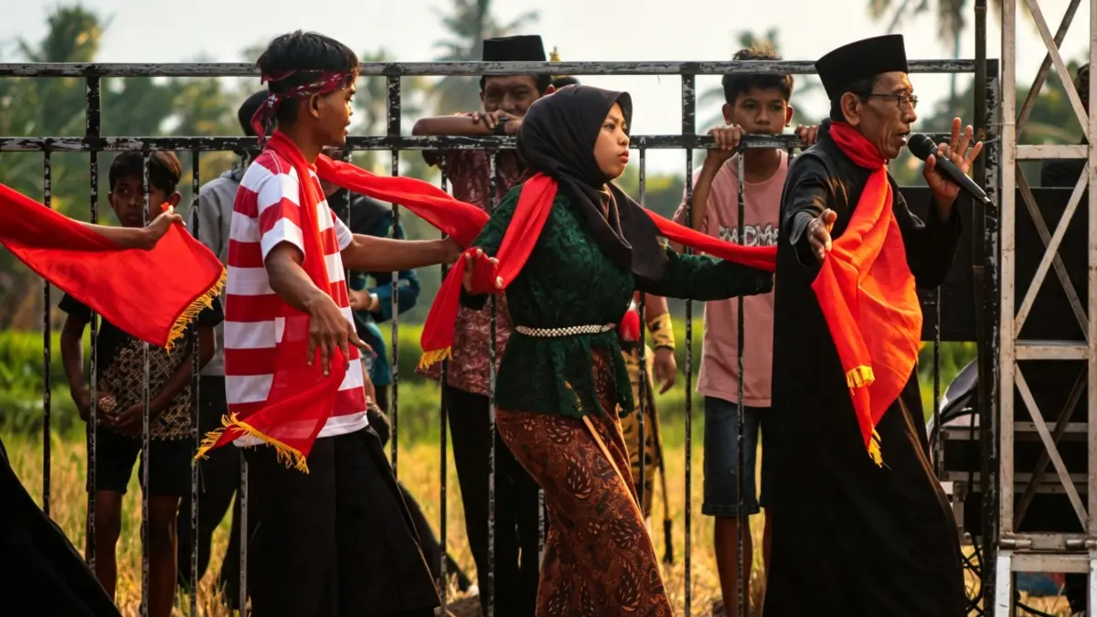 KHUSYUK: Tolak memimpin para warga yang berpartisipasi melakukan Pojhien merapalkan mantra atau doa khusus, dalam Pencanangan Desa Budaya Karanganyar beberapa hari lalu. (ILHAM/RJ)