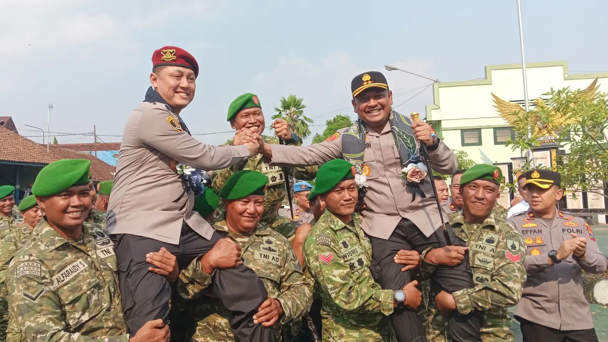 LEPAS SAMBUT : Saling sungkul, Pucuk Pimpinan dua instansi jaga soliditas demi keamanan Jember. (M. ADHI SURYA/RADAR JEMBER)