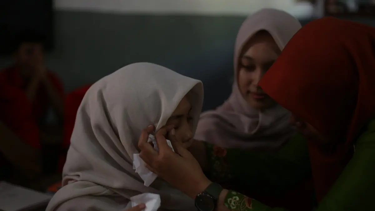 PENERTIBAN: Guru BK SMK Kartini mengontrol rias wajah siswi yang berlebihan selama aktivitas belajar di sekolah. 
(M. ADHI SURYA/RADAR JEMBER)
