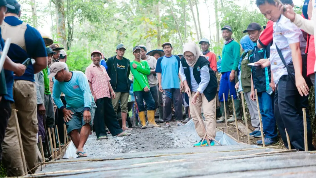 PERBAIKI: Sejumlah pekerja saat melakukan perbaikan akses jalan, beberapa waktu lalu.(ATIEQSON MAR IQBAL/RAME)