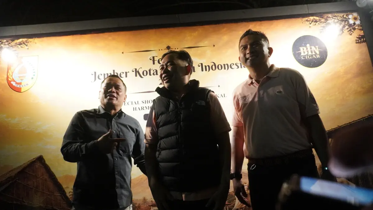 SIAP DUKUNG BERSAMA: Gus Fawait saat berswafoto bersama sejumlah tokoh dan beberapa delegasi luar negeri saat perhelatan malam puncak JKCI 2026, (1/8). (MAULANA/RADAR JEMBER)