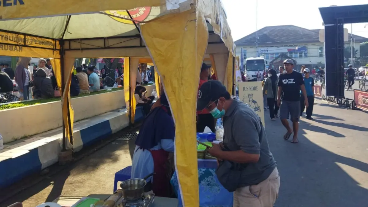 TRANSAKSI: Aktivitas jual beli di UMKM binaan Dekopinda Jember pada agenda jalan sehat peringatan Hari Koperasi ke-79 di Alun-Alun Jember, kemarin (2/8). (SIDKIN ALI/RADAR JEMBER)