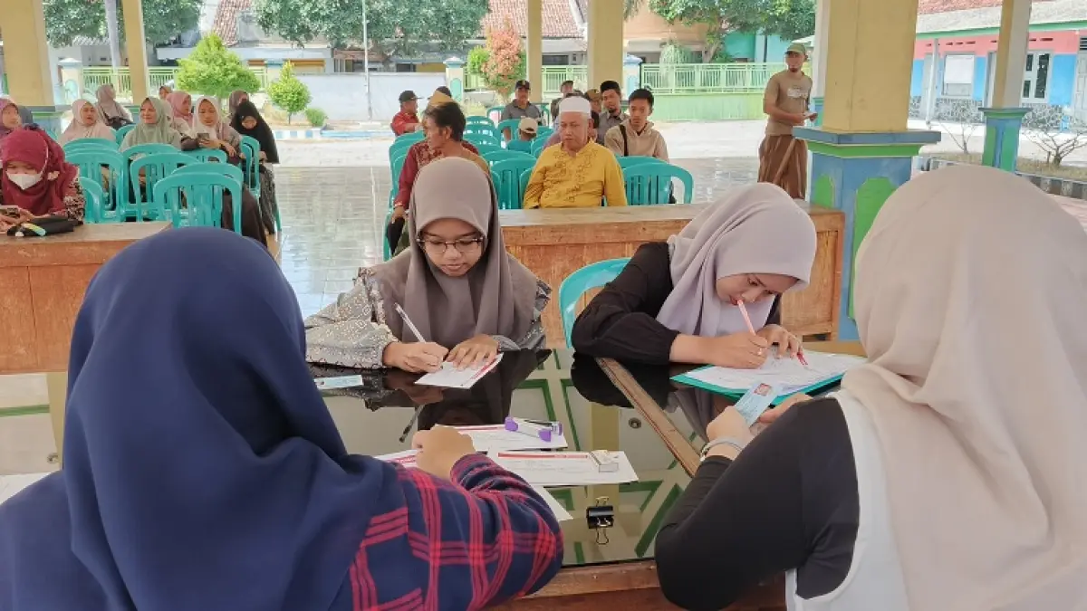 APRESIASI PEMERINTAH: Pencairan honor atau insentif untuk para guru ngaji, sebelum lebaran Idul Fitri, kemarin. Tahun ini, pemkab berencana menyalurkan kembali dengan menyasar 20 ribu lebih guru ngaji dan guru agama. (MAULANA/RADAR JEMBER)