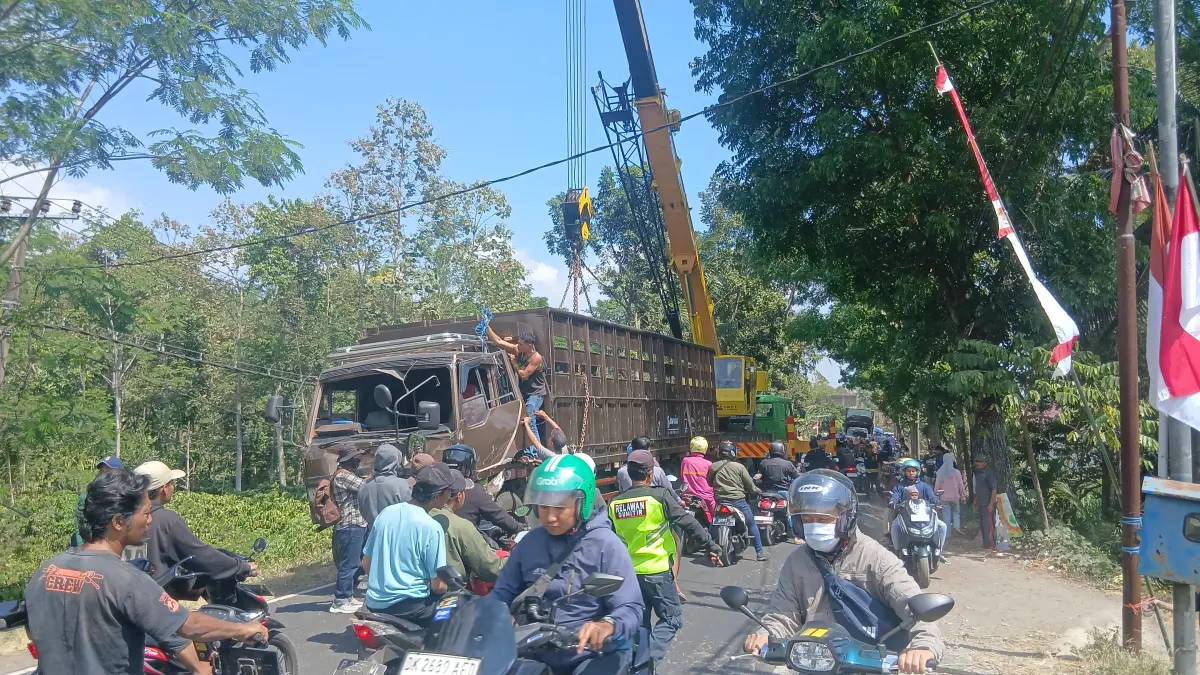 EVAKUASI: Truk Fuso P 7239 VI disopiri Agus Widodo, 46 warga Banyuwangi yang masuk jurang berhasil dievakuasi menggunakan derek jenis Craine pada Senin (3/8/2026) (JUMAI/RJ)