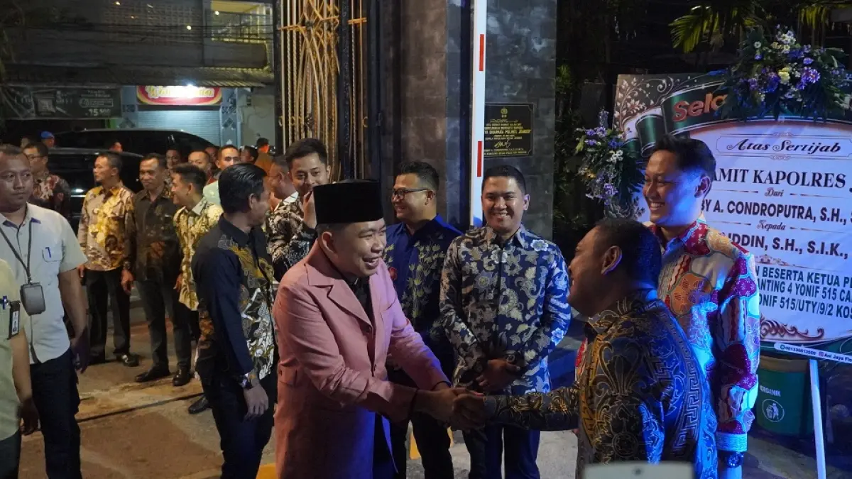 HANGAT: Momen Bupati Gus Fawait bertemu dengan AKBP Bobby Adimas Candra dan AKBP Alaiddin, saat kenal pamit Kapolres, di Mapolres Jember, Minggu (2/8) malam. (MAULANA/RADAR JEMBER)
