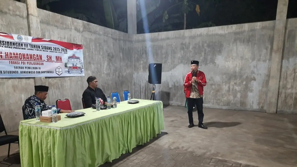 MENYAMPAIKAN:Martin Hamonangan saat memberikan penjelasan terkait penggunaan anggaran jalan pertanian. (FAQIH HUMAINI/RADAR IJEN)