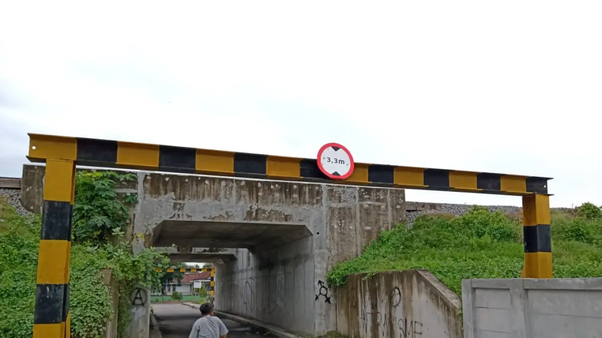 Portal Jembatan Kembali Ditabrak Kendaraan, KAI Tegaskan Pentingnya Disiplin Mematuhi Batas Ketinggian Demi Keselamatan Perjalanan Kereta Api