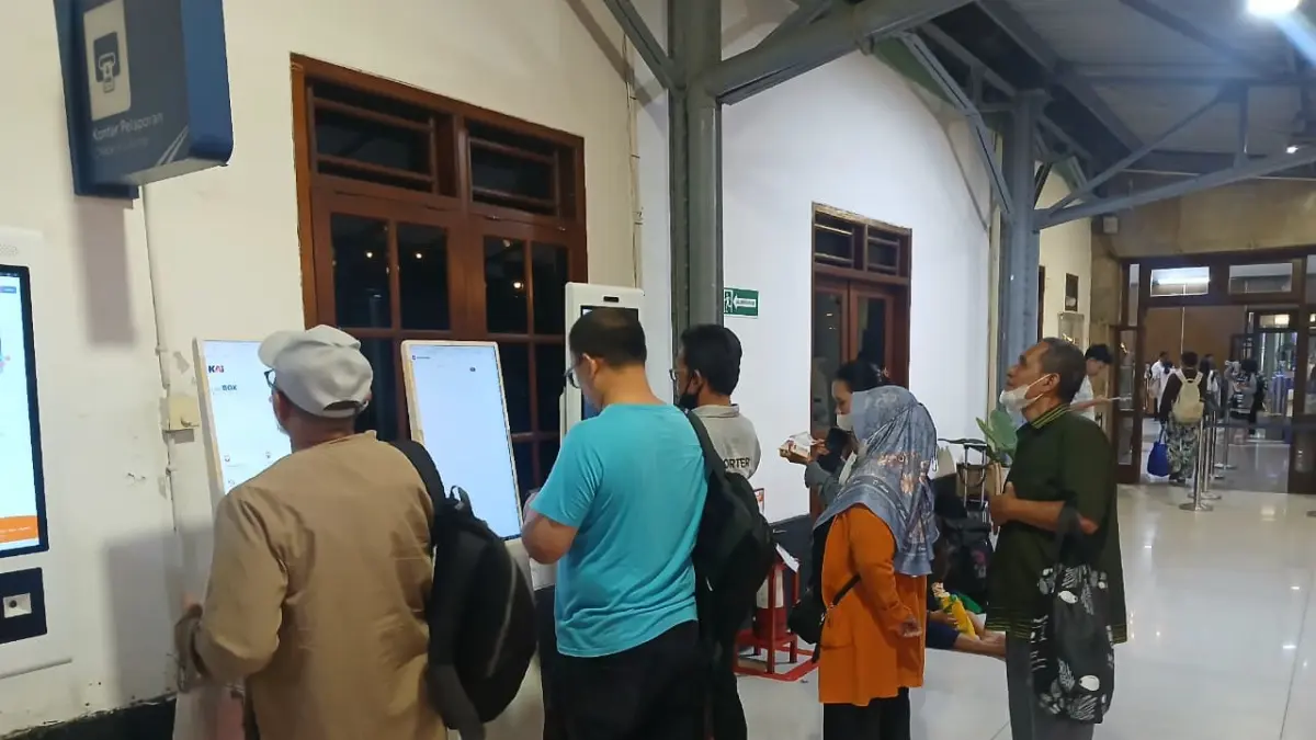Sejumlah penumpang saat hendak mencetak tiket sebelum check in. (HUMAS DAOP 4)