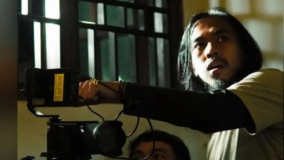 SERIUS: Muhammad Agit Firmansyah sibuk mengatur settingan kameranya sebelum benar-benar bisa digunakan untuk mengambil video. (AGIT)
